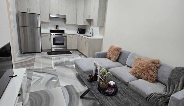 PRIVATE 1BR LUXURIOUS SUITE NEAR SMH/GUILDFORD MALL, LONG TERM RENTALS WELCOME !