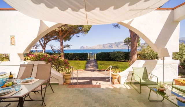 Private beach, exclusive residence, view of the gulf, smell of the sea!