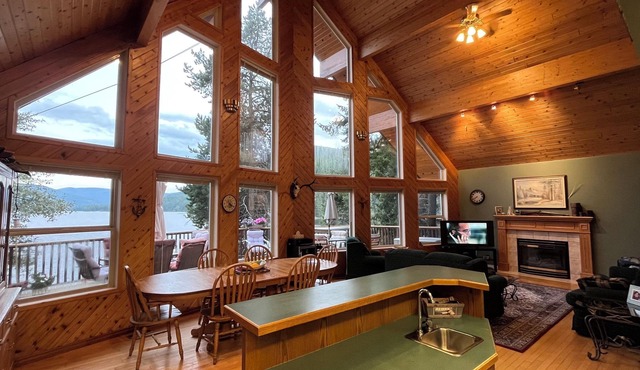 Private beach. Exquisite 3 Level 3500 sq ft Lake House. Accommodates 14 guests.