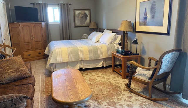 Private guest suite with a king bed, in a country home, minutes from Wetaskiwin.