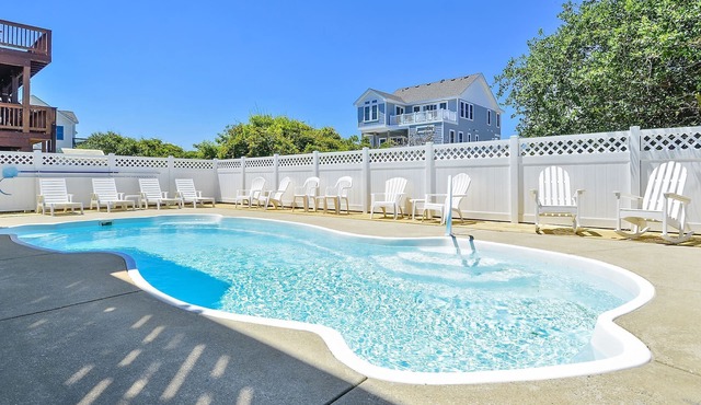Private heated pool, hot tub, game room with pool table, Pet friendly!