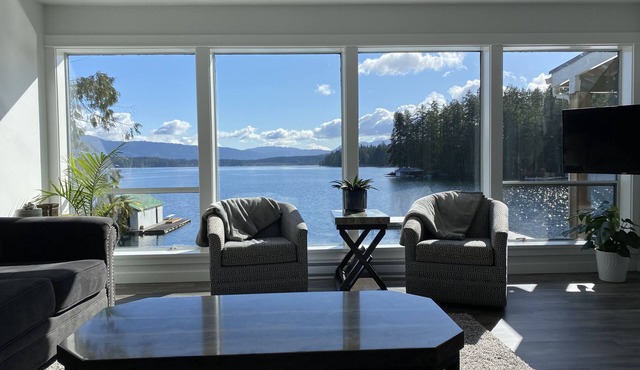 Private Lake House on Sproat Lake with private Dock & Hot Tub