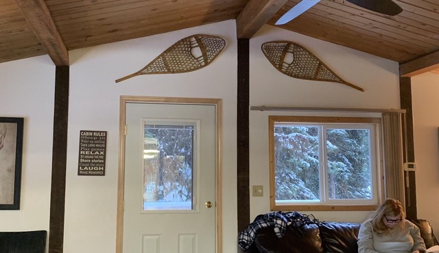 Private lake view cabin. Steps away to Higgins Lake