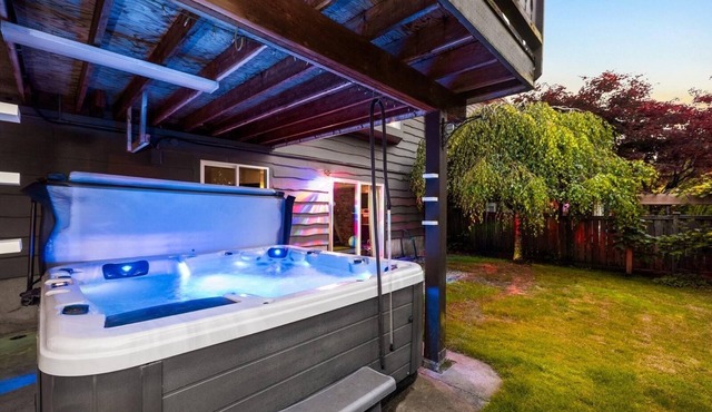 Private Luxury home! *HotTub & Gym!* *Sleeps 8*