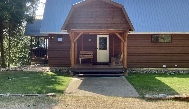 Private Mabel Lake Cottage! Lake activities, golf, hiking, pickleball and more!