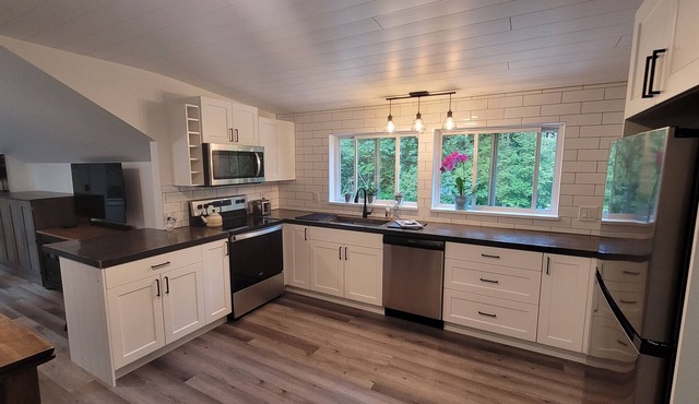 Private modern guesthouse, forest retreat, luxury king bed + A/C