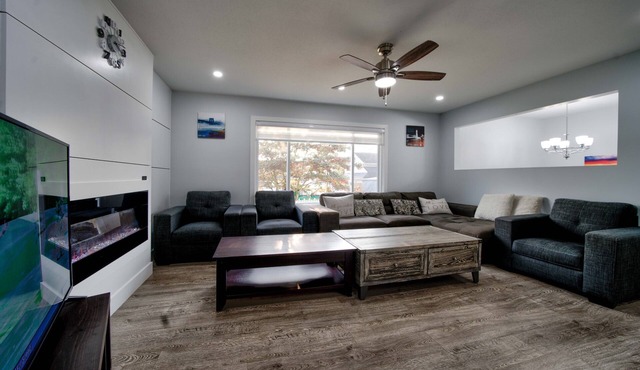 Private modern home, 5 beds, Central Langley