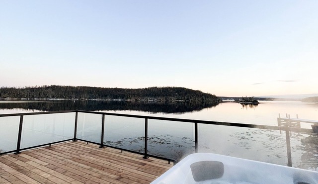 Private Oceanfront Cottage w/Hot Tub - 20 minutes from Halifax