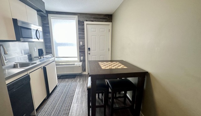 Private/Pet-friendly Farmhouse Themed Suite with Kitchenette!