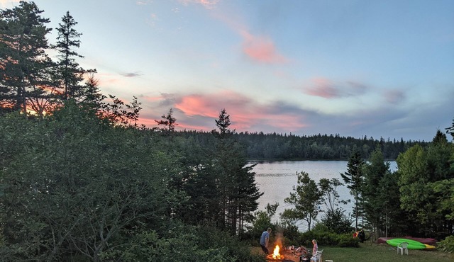 Private, rustic retreat 15 mins from the fun!
