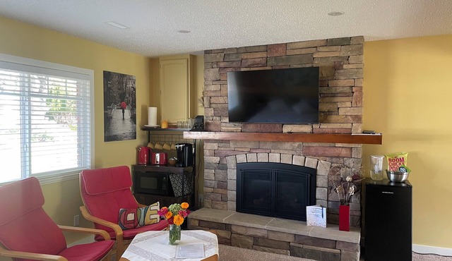 Private suite with Hot Tub-near airport & downtown Kelowna.