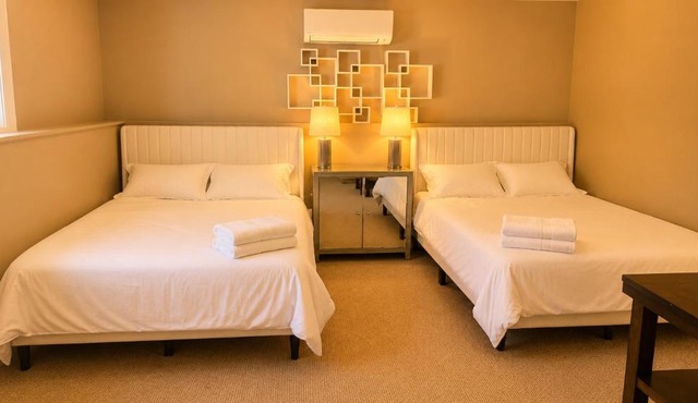 Private Two Queen Beds Room Near UPEI & Downtown Cozy Retreat Near Everything