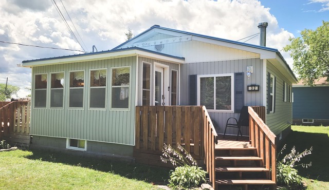 Quaint beach cottage only 6 minute walk to famous Parlee Beach