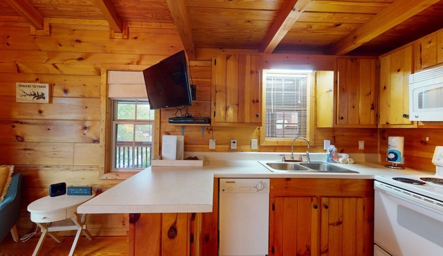 Quaint house with loft, furnished wraparound balcony, central AC, & fast WiFi