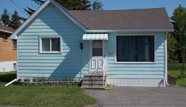 Quaint Spacious 3 Bedroom House Sleeps 5