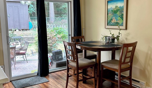 Qualicum Beach: Cozy, bright & affordable 1 bed, 1.5 bath home on quiet crescent