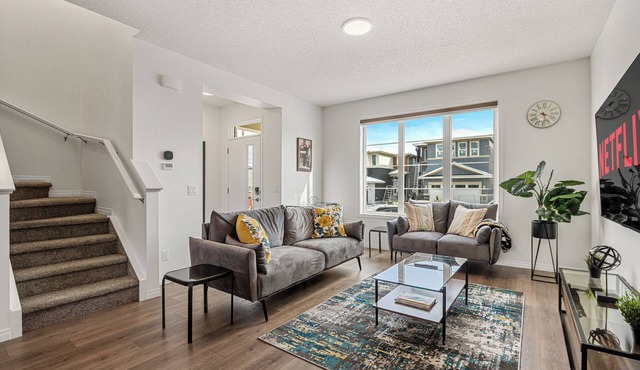 Quiet 3BR + 2.5 Bath Home In Calgary Near Airport