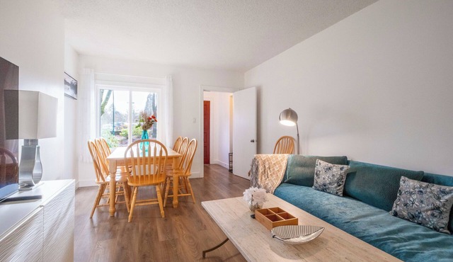 Quiet 5 BR 7 bed Dunbar Escape w/sunny Deck near UBC