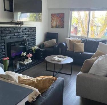 Quiet-comfy 3 bedroom house on a tree lined street in Kitsilano
