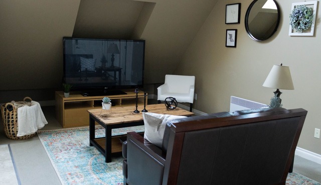 Quiet, cozy 1 bedroom suite, w/separate entrance. Now with A/C!