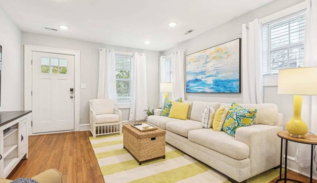 Quiet & Cozy Bungalow with Multiple Parking Spots