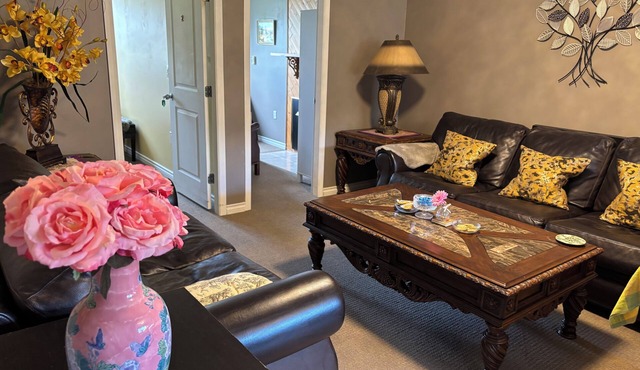 Quiet cozy room no stairs in a peaceful house, safe community, full kitchen