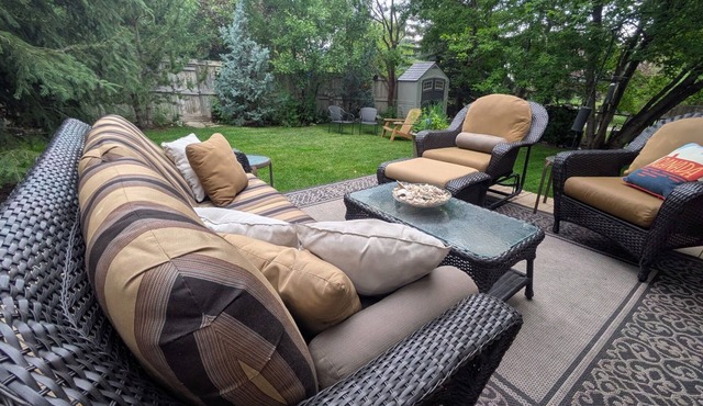 Quiet, Pet-Friendly Retreat 🐾 Great Location Near Airport✈️ & Nature ⛰️