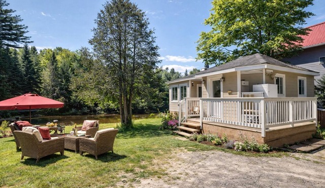 Quiet Riverfront Retreat – Cozy Chalet
