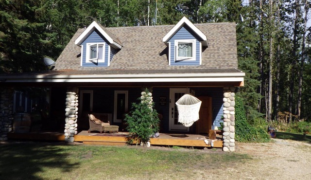 Quiet , secluded , 5 acres outdoor fireplace , indoor wood stove , hot tub