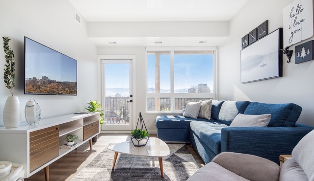 RARE FIND DOWNTOWN | 2 Master Bedrooms w/ en-suites and King Beds | Sleeps 6