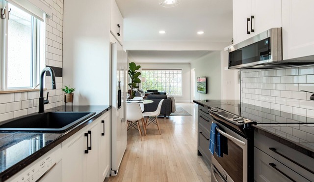 Ravine 2 bdrm Retreat - 10 min DT - Trails & Whyte Ave