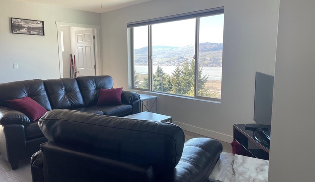 Relax on the deck and enjoy the beautiful lake views in Vernon, (North Okanagan)