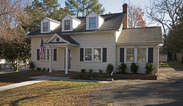 Relax, Recharge And Enjoy.Near Williamsburg Walk To Restaurants and Shops