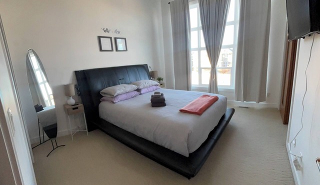 Relax & unwind in this cozy 3-Bedroom Airdrie Townhome