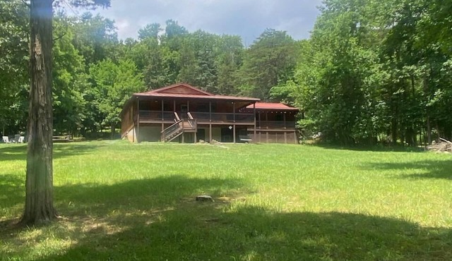 Remote Riverfront Cabin: Hot Tub * Fast Wi-Fi * Disc Golf * Pool Table * Games!