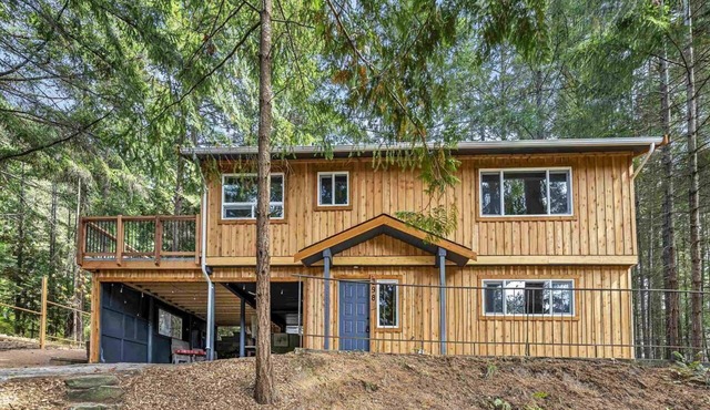 Renovated 2 bedroom Gulf Island Getaway on Mayne Island for monthly stays
