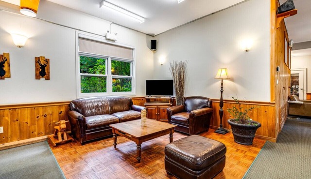 Renovated Muskoka cottage on lakefront - Chumerie