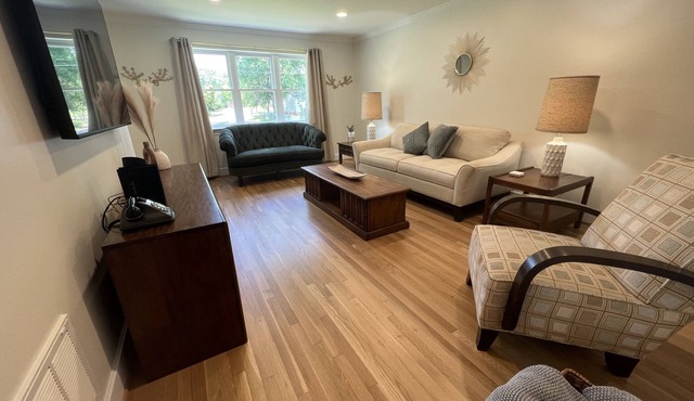 Restful Mid-Mod in the heart of Hickory