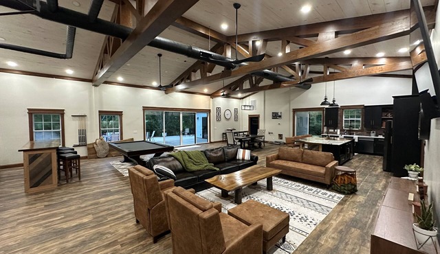 Rippling Waters! 3 BD 2.5 BA Riverfront Home, 8 min. from airport. Sleeps 11.