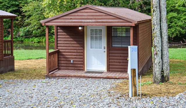 River Forge Cabin 77 - Cozy and Rustic 1 Bedroom Cabin - Creek Front in Harrogate