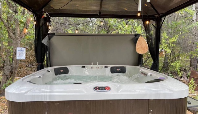 River front vacation home with outdoor hot tub & Karaoke