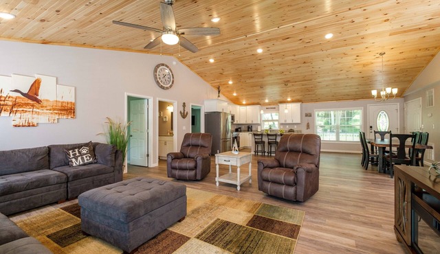 River Oasis Water Front, Pet Friendly Home, 5 King Bedrooms 15 Mins Massanutten