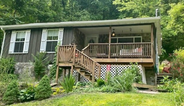 Riverfront,Firepit,Hottub,Something for Everyone!! in Prince