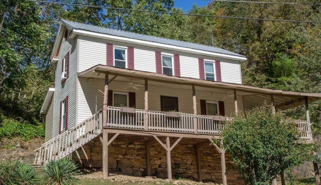 Riverfront/Historic & Charming/Wrap Around Porch in Draper