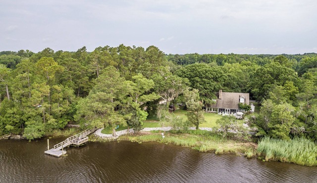 Riverfront House on deepwater dock, boat ramp Windsor PL. WedgefieldGolfCourse
