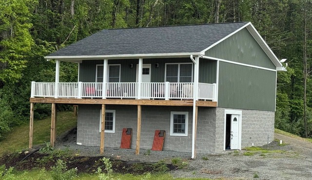 RiverView Cabin 2 Bedroom/1 Bath, Deck w/Hot Tub & Beautiful View/Fire Pit/Grill