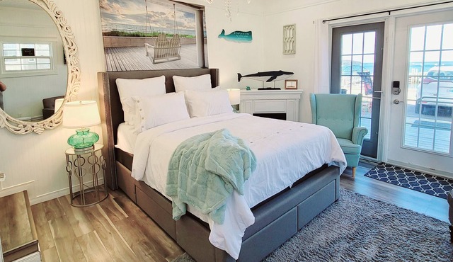 Romantic coastal getaway. Directly across from the ocean