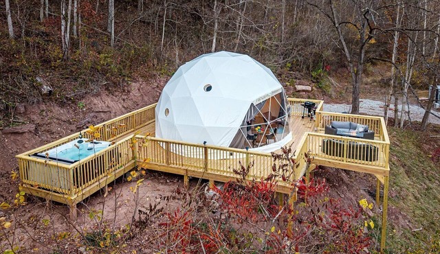 Romantic Geodesic Dome with Hot Tub, Perfect for Stargazing in Pipestem, West Virginia