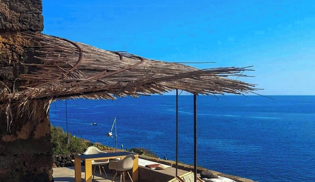 Romantic house steps from the sea in Pantelleria