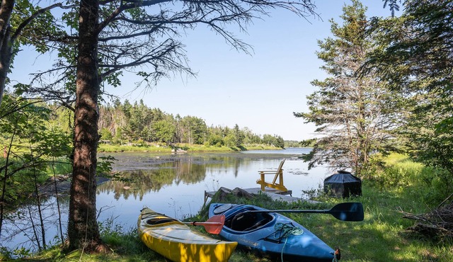 Romantic lakefront cottage minutes from ocean beach and downtown Halifax